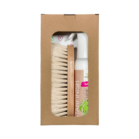 Das Bense & Eicke Geschenkset mit Bürste "SchmutzLiese"mit harten Naturfasern + Starfinish 500 ml Spray, 2teilig, parfümfrei sowie Stickerbogen für jede Gelegenheit in der Geschenkverpackung aus Pappe und Klarsichtfolie