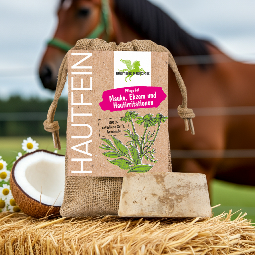 CasaBellissimo Bense & Eicke HautFein Naturseife gegen Mauke und Sommerekzem 100 g im Jutesack den man auch zum Waschen und Einschäumen benutzen kann auf einem Heuballen dekoriert mit Kamillenblüten und Kokosnuss 