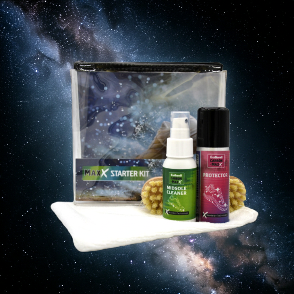 CasaBellissimo Collonil MAXX Starter Kit mit Midsole Cleaner und Protector sowie Schuhbürste und Poliertuch im Hintergrund das Weltall und die Milchstraße
