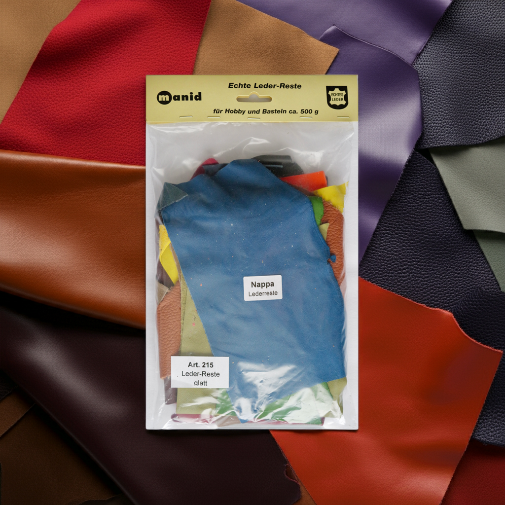 Echte Nappa Leder-Reste von manid 500g Beutel auf buntem Hintergrund mit verschiedenfarbigen Nappaledern