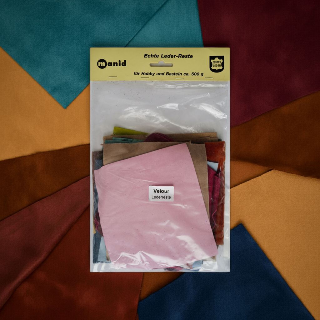 Echte Velour Leder-Reste von manid 500g Beutel auf buntem Hintergrund mit verschiedenfarbigen Velourledern