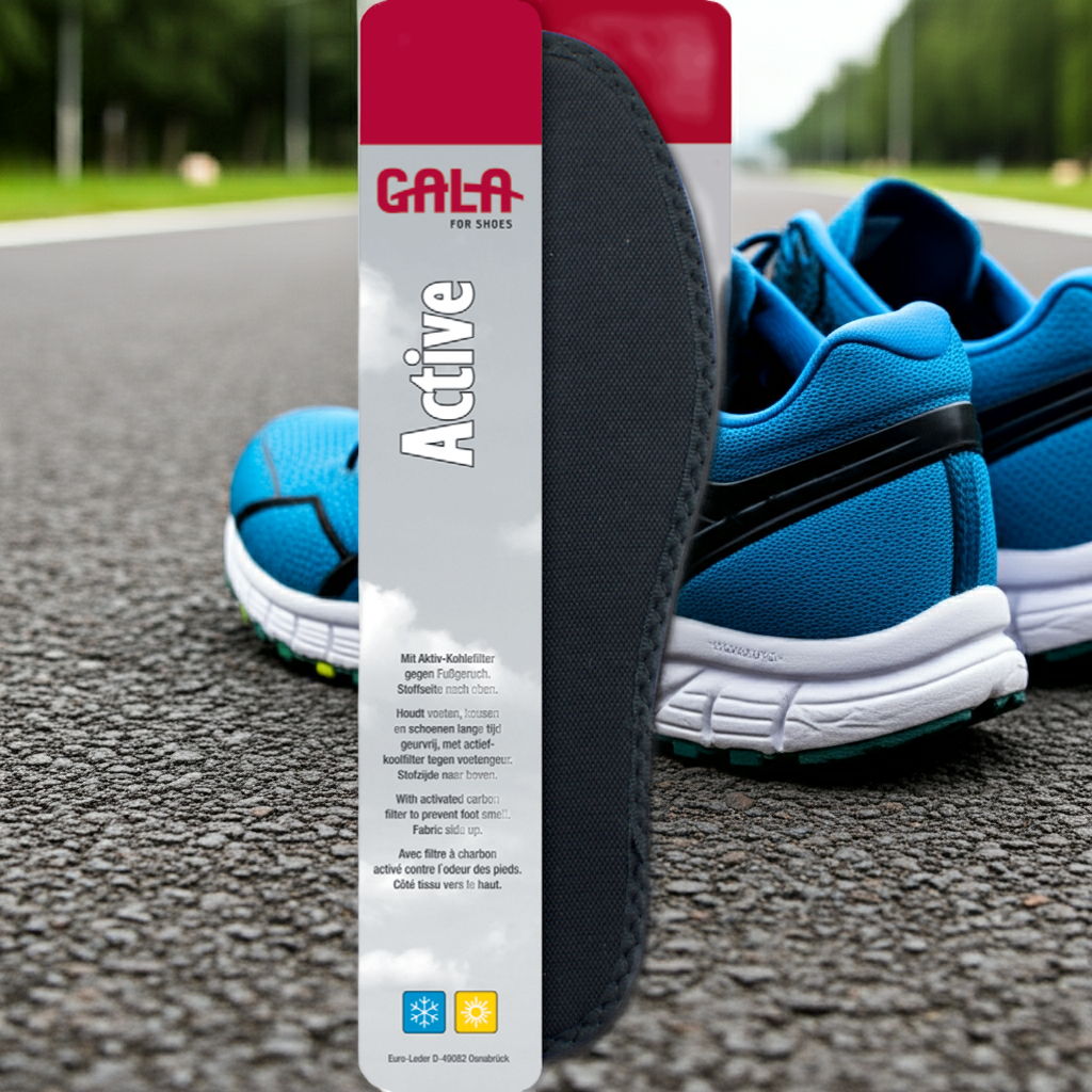 CasaBellissimo Schwarze Einlegesohlen GALA Active mit gepaspeltem Rand im Hintergrund eine Straße im Wald mit einem paar blauer Sportschuhe