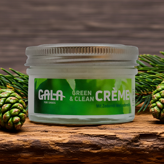 GALA for Shoes Green & Clean Schuh-Creme 50 ml mit Zedernöl im hochwertigen Glastiegel mit metallenem Schraubverschluss auf einem naturholz Brett dekoriert mit Zedernzapfen und Zedernnadeln