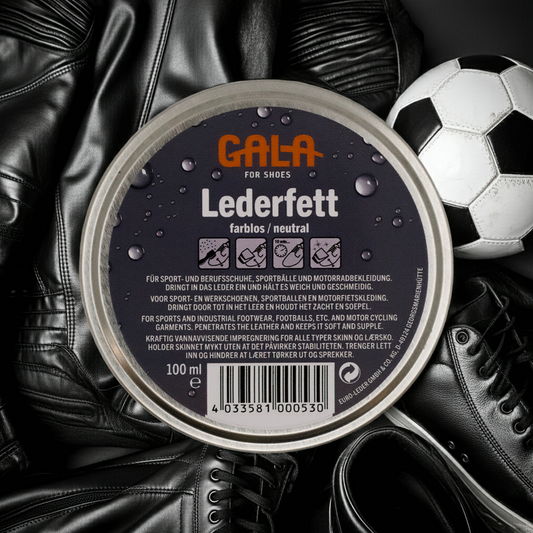 GALA for Shoes Lederfett farblos 100 ml in der geschlossenen klassischen Schuhcreme Dose im Hintergrund schwarze Lederjacke, Lederschuhe und ein Fußball