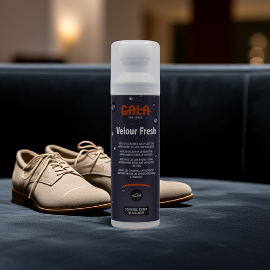 GALA for Shoes Velour Fresh in der kleinen 100 ml Schwammaufträger Flasche auf einer blaugrauen Samtcouch stehend und dahinter ein paar cremefarbene Velourleder Herrenschuhe
