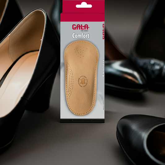 CasaBellissimo GALA Comfort Halbeinlegesohle aus Leder für Damen auf grauem Untergrund und im Hintergrund verschiedene schwarze Damenschuhe