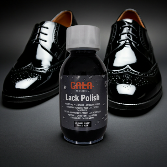 GALA Lack Polish Pflege für schwarze Lackschuhe auf grauem Hintergrund mit einem Paar hochglänzender schwarzer Lackschuhe 