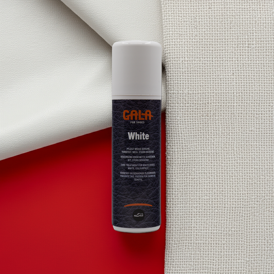 CasaBellissimo GALA for Shoes White 100 ml Schuhfarbe mit Schwammaufträer im Hintergrund weißes Glattleder und weißes Leinen auf rotem Hintergrund