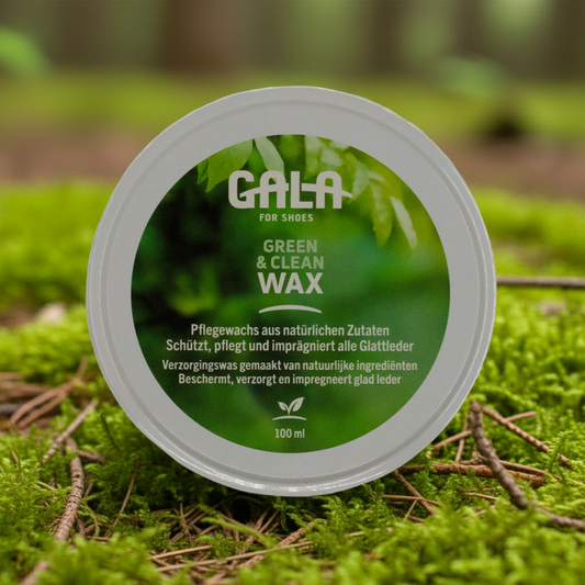 GALA for Shoes Green & Clean Wax 100 ml neutral in der geschlossenen klassischen Schuhcreme Dose im Wald auf einem Bett aus Moos