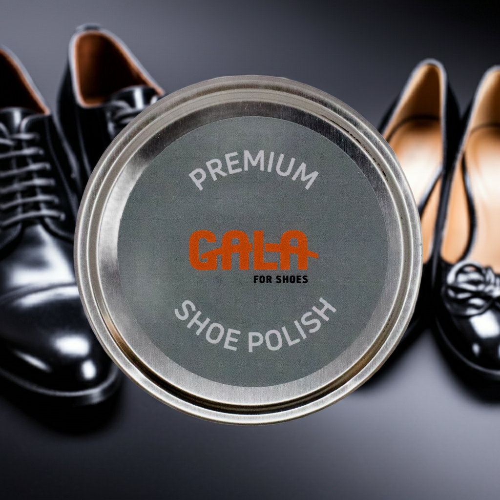 GALA for Shoes Premium Schuh-Politur 50 ml auf grauem Hintergrund eingerahmt von einem Paar Herrenschuhe und eine Paar Damenschuhe