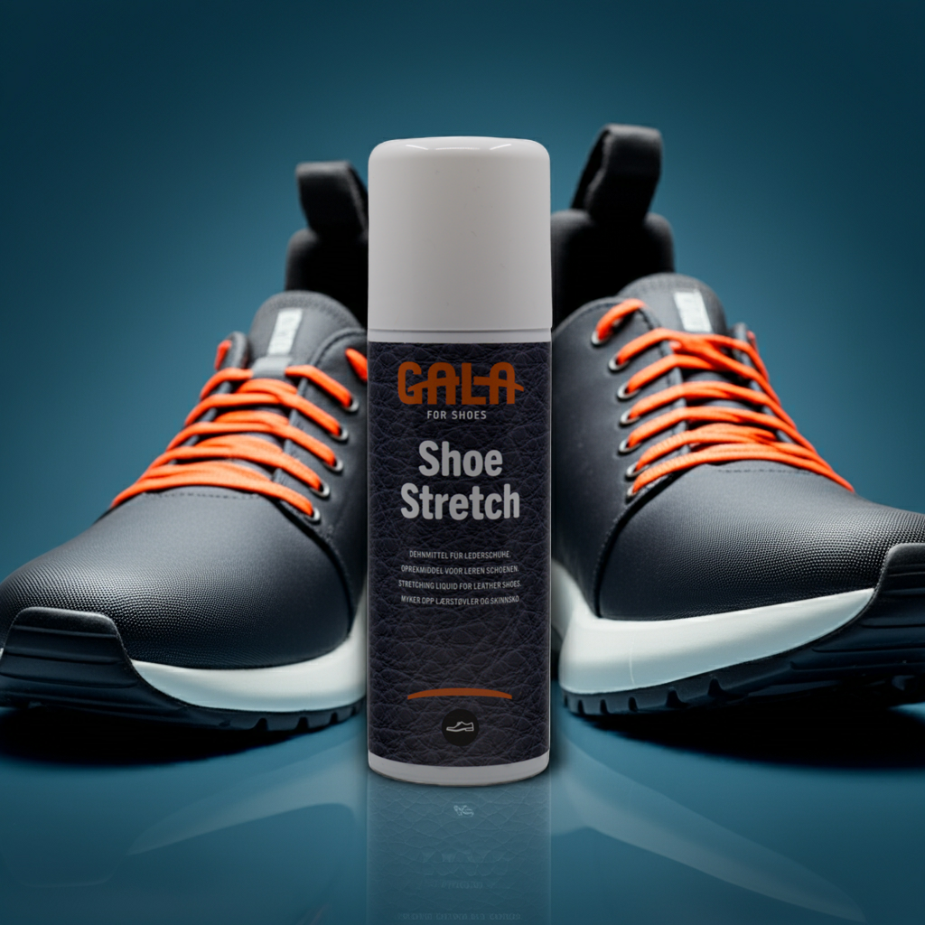 GALA for Shoes Schuh-Stretch Spray 125 ml auf blauem glänzendem Hintergrund eingerahmt von einem paar Sneakers