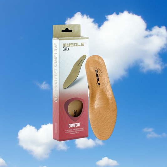 CasaBellissimo MySole Daily Comfort Einlegesohle -  Optimale Druckverteilung, Druckentlastung und Stoßdämpfung beim Stehen und Gehen. Mit Sohle und Verpackung - Im Hintergrund blauer Himmel und herzförmige weiße Wolken.