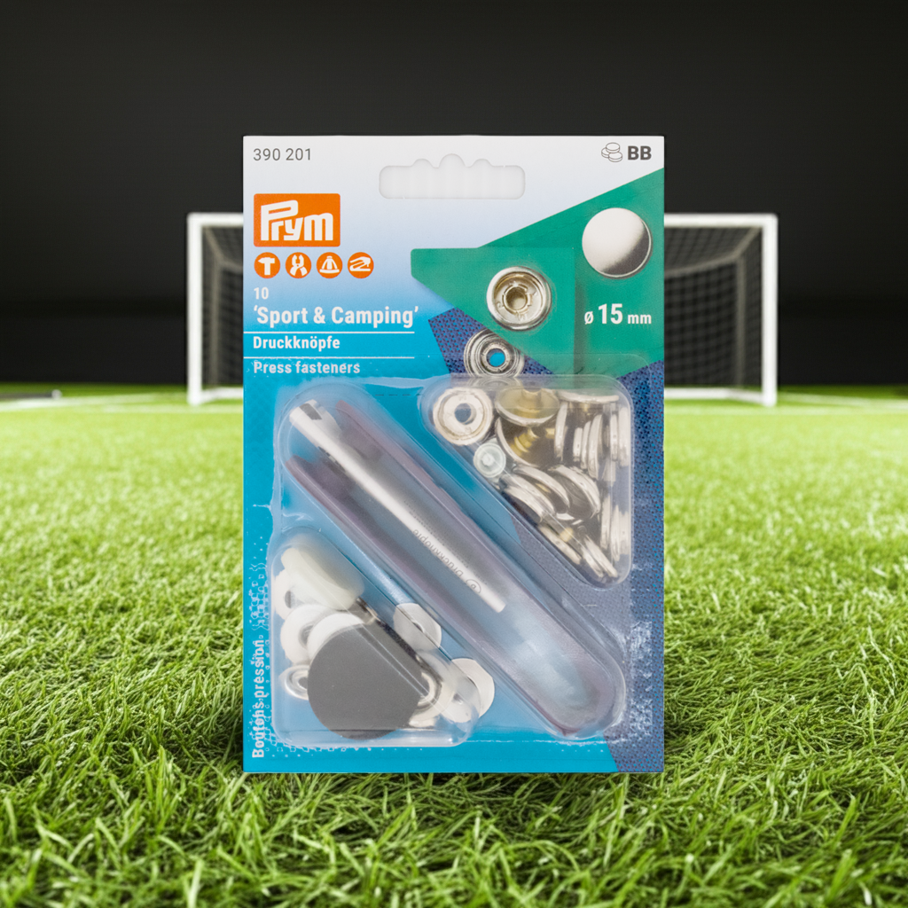 CasaBellissimo Prym Druckknöpfe "Sport & Camping", nähfrei, Ø 15 mm, silberfarbig und mit Werkzeug in der Blister Verpackung, im Hintergrund ein Fußballtor auf perfektem Rasen bei Nacht mit Stadien Beleuchtung