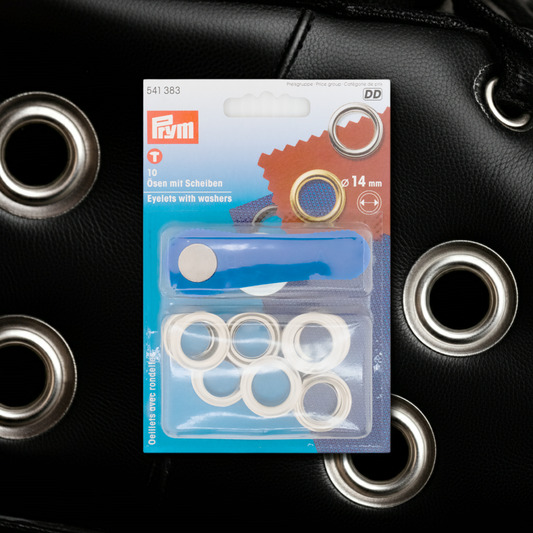 Prym Ösen mit Scheiben, Ø 14 mm silberfarbig und mit Werkzeug in durchsichtiger Verpackung auf schwarzem Lederhintergrund mit großen Ösen