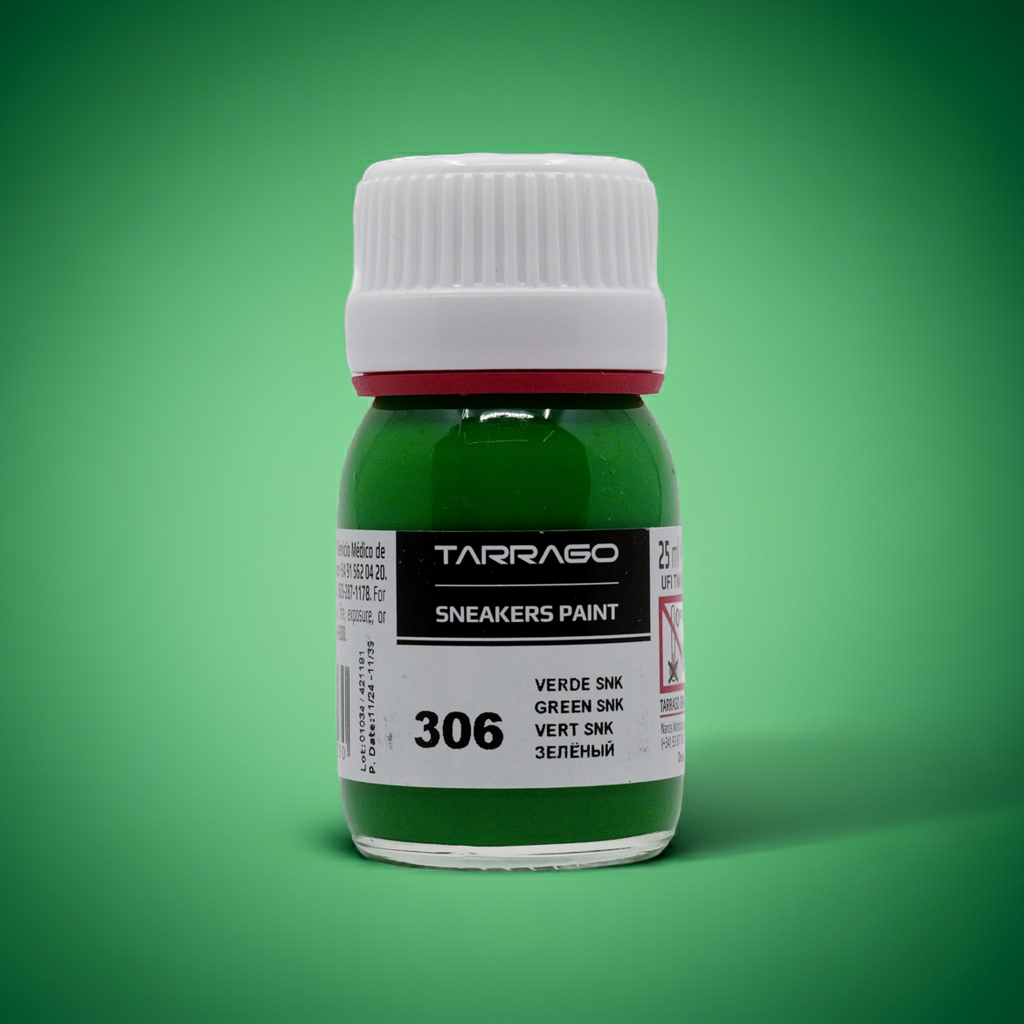 Grüne Tarrago Sneakers Farbe 25 ml  in der kleinen Glas Schraubflasche auf grünem Hintergrund