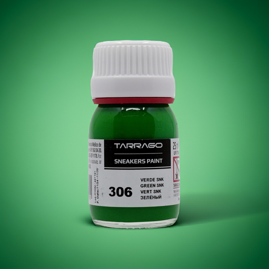 Grüne Tarrago Sneakers Farbe 25 ml  in der kleinen Glas Schraubflasche auf grünem Hintergrund