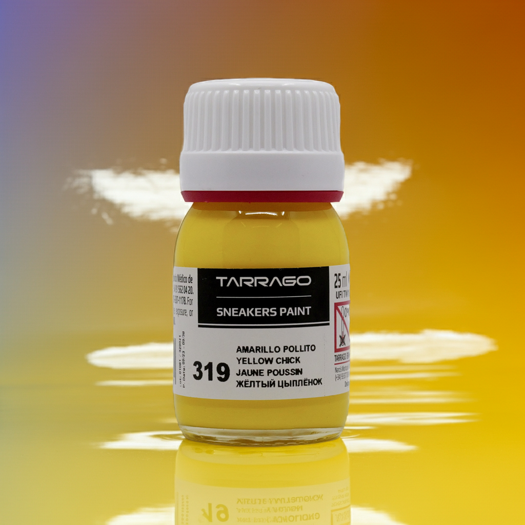 CasaBellissimo Gelbe Tarrago Sneakers Paint Lederfarbe 25 ml  in der kleinen Glas Schraubflasche auf gelbem glänzenden Hintergrund