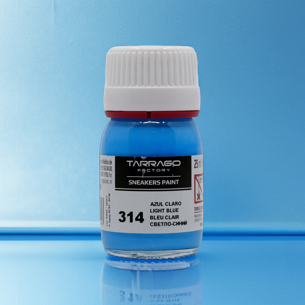 CasaBellissimo hellblaue blaue Tarrago Sneakers Paint Lederfarbe 25 ml  in der kleinen Glas Schraubflasche auf blauem glänzenden Hintergrund