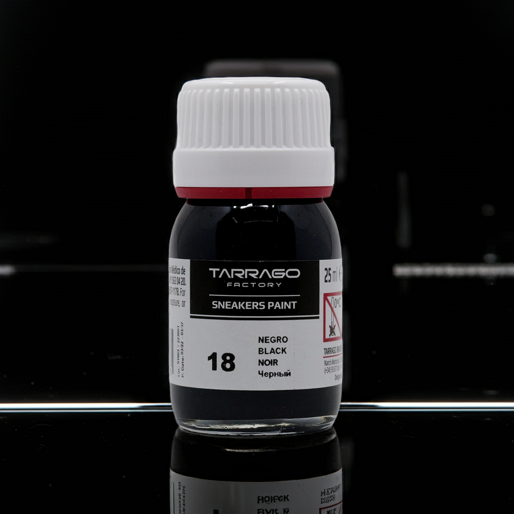 Tarrago Sneakers Paint 25 ml schwarz auf schwarzglänzendem Hintergrund