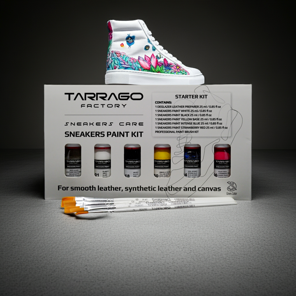 Das Tarrago Sneakers Paint-Set, Starter Kit, 11-teilig In der schwarz weißen Pappverpackung. Die einzelnen Farbflaschen sind durch Aussparungen in der Verpackung erkennbar. Vor der Packung liegen Pinsel in diversen Stärken. Auf der Packung steht ein kreativ mit Blumen bemalter Sneaker. Der Hintergrund ist in dunkelgrau und hellgrau.