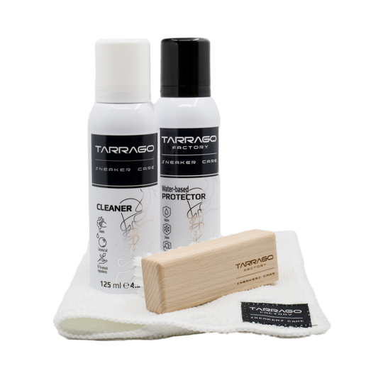 Tarrago Sneakers Care Schuhpflege-Set 4-teilig mit Cleaner Reinigungsmittel und Protector, ein natürliches Imprägnierspray, jeweils in der eleganten schwarz weißen Verpackung mit dazu passendem Poliertuch und einer Holzschuhbürste 